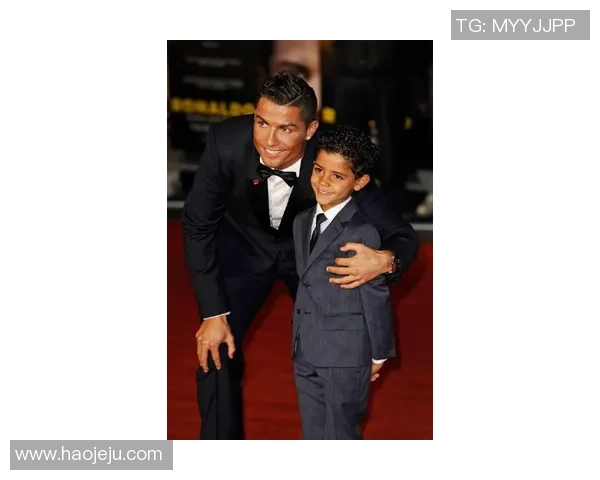 足球明星C罗儿子成长瞬间精彩照片分享与家庭生活点滴回顾 足球明星C罗儿子成长瞬间精彩照片分享与家庭生活点滴回顾