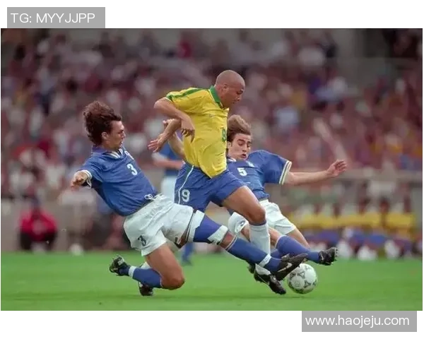 足球明星小罗马的精彩瞬间与经典图片回顾 足球明星小罗马的精彩瞬间与经典图片回顾